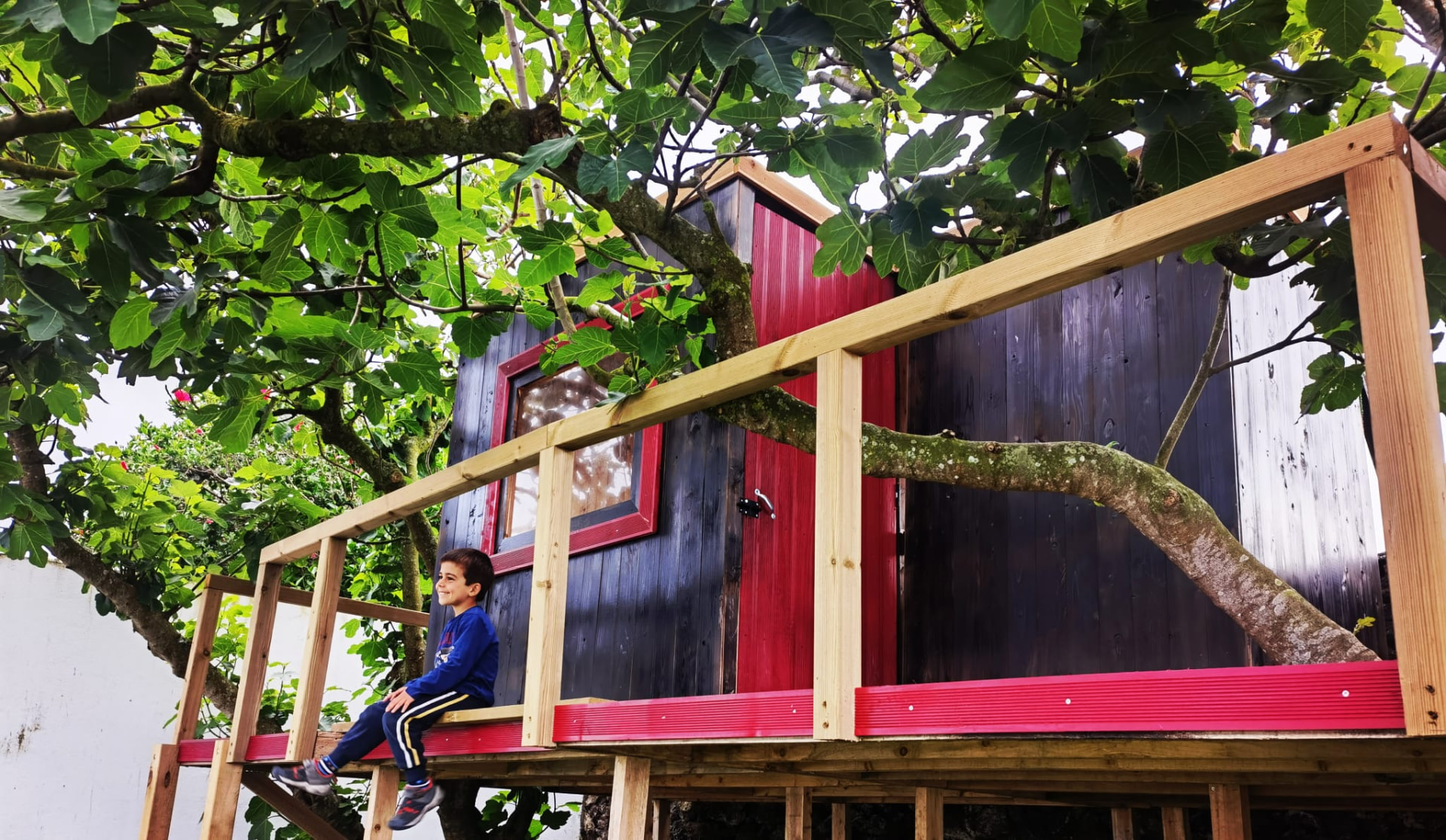 Casinha na árvore do jardim, com as crianças em mente